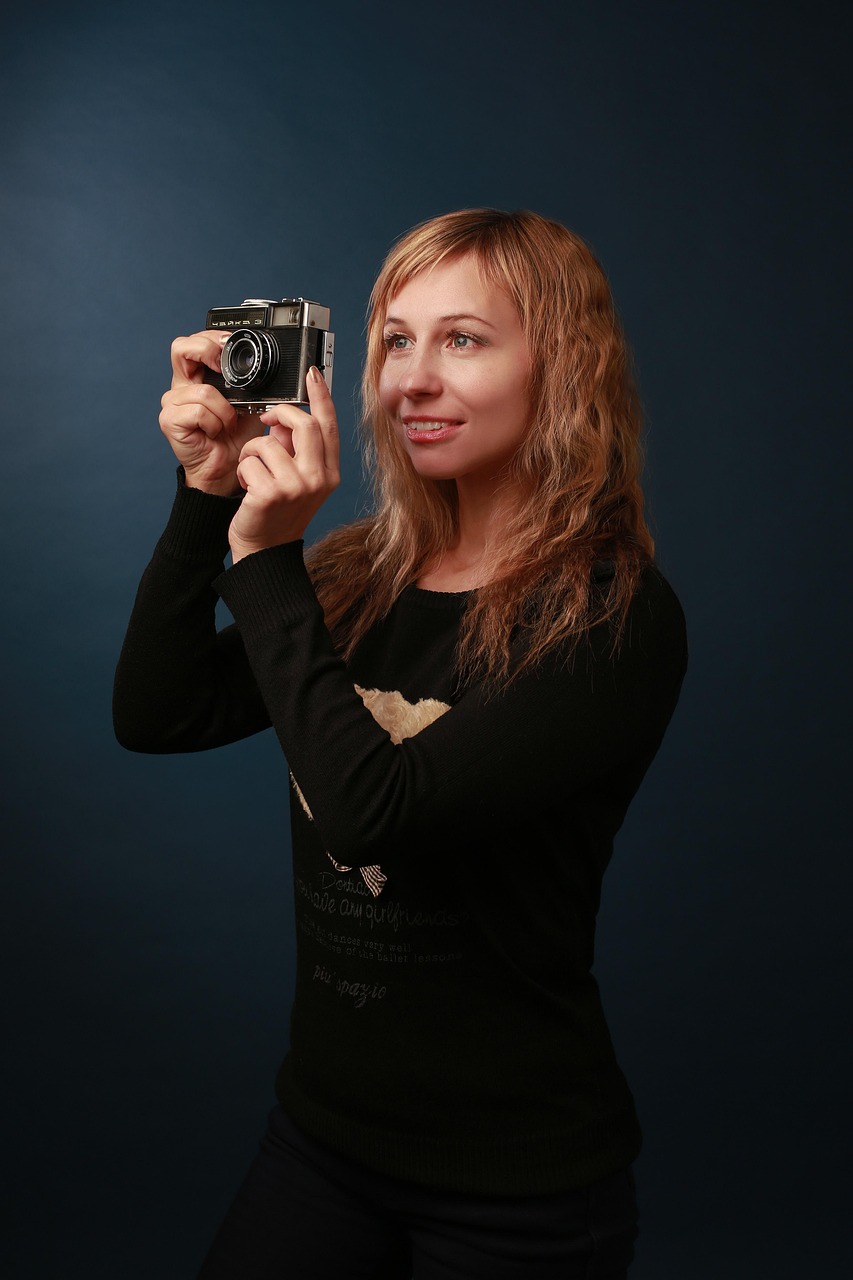 femme, appareil photo, photographe, magnifique, rétro, modèle, pose, loisir, le sourire, portrait, joli, caméra, pull avec ours en peluche, ours en peluche, vieil appareil photo, femme avec un appareil photo, positivement, amateur de photographie