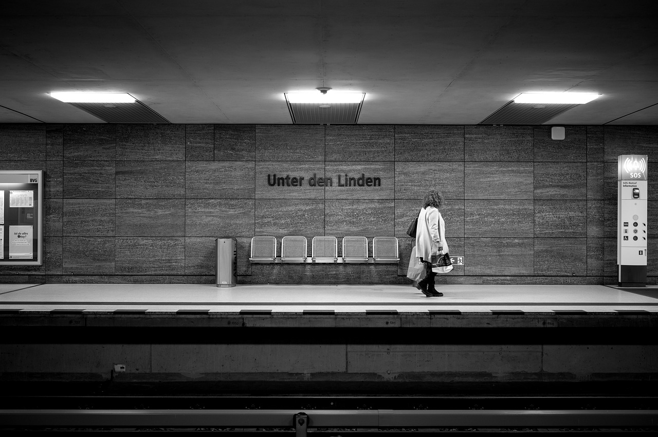 femme, métro, l'architecture, des pistes, telephone d'urgence, chaise, berlin, noir et blanc