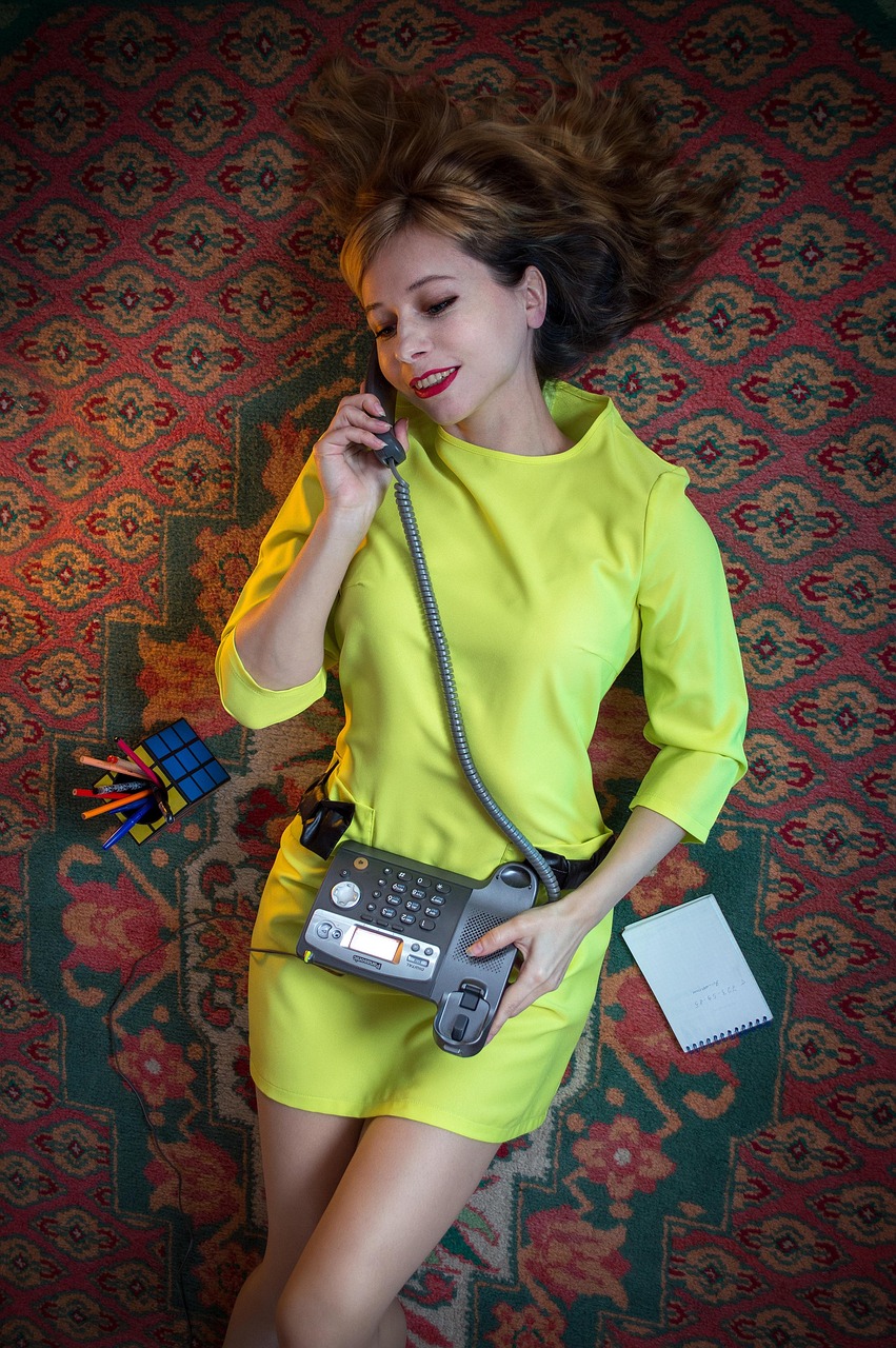 femme, pose, téléphone, rétro, ancien, la communication, jeune femme, tapis, sur le plancher, mensonge, 80s, 90s, téléphone combiné, discuter au téléphone, téléphone à touches, téléphone fixe, la conversation téléphonique, connexion, bavarder, allo, la communication virtuelle, l'application, discuter avec un ami, 80s, téléphone fixe, allo, allo, allo, allo, allo