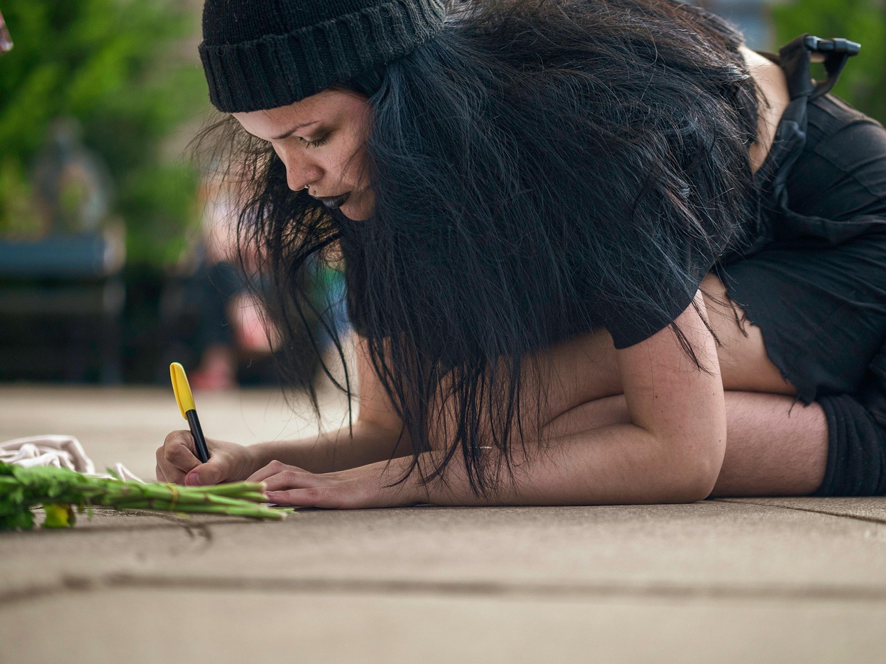 fille, écrire sur le sol, a genou, oslo, réfléchir, norvège, manifestation, noir sur noir