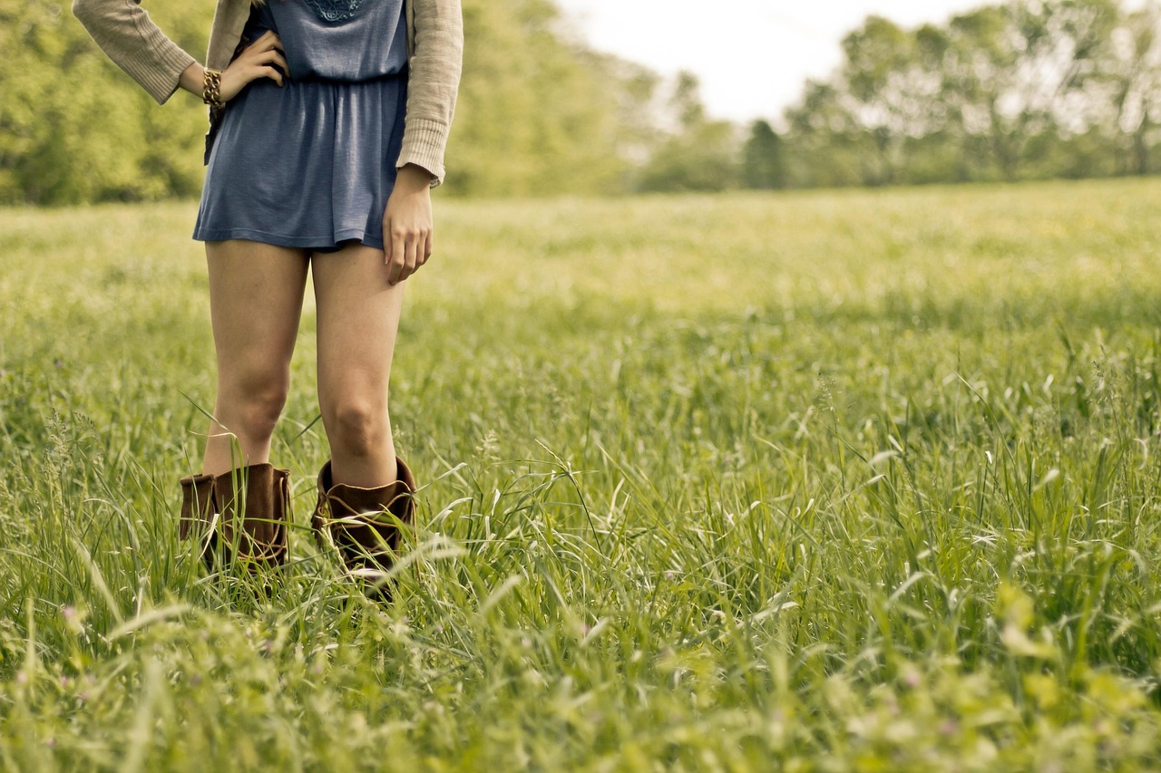 fille de la campagne, fille, jambes, femme, sur le terrain, la campagne, bottes, jupe, poser, provocateur, élégance, élégant, jeune, humain, gens, personne
