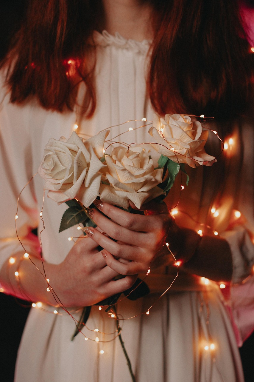 jeune femme, fleurs, bouquet, guirlande, mains, fond d'écran fleur, femme, flower background, nature, fille, belles fleurs, maquette, des roses, papier peint esthétique, fond d'écran de téléphone