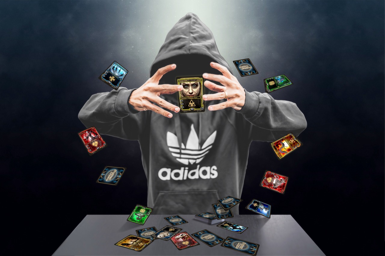 magicien, l'illusionniste, fantaisie, jeu de cartes, tour, magique, lévitation, acte de magie, cartes à jouer, table, sweat-shirt avec capuche, logo adidas, sombre, mystère, anonyme, incendie, rêver, la magie des cartes de joueur, la magie des cartes, caché, pouvoirs psychiques, flying, gothique, manutention