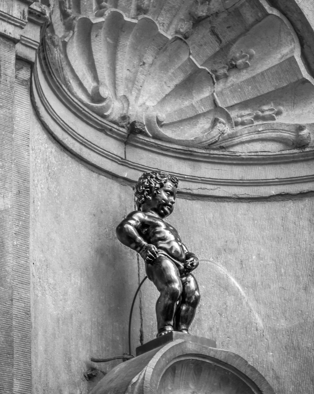 manneken pis, bruxelles, la belgique, attractions belgique, bruxelles, belgique, statue d'un garçon qui fait pipi, garçon qui fait pipi, pipi petit garçon, exposition longue, noir et blanc, architecture, statue, art, manneken pis, manneken pis, manneken pis, manneken pis, manneken pis, bruxelles, bruxelles