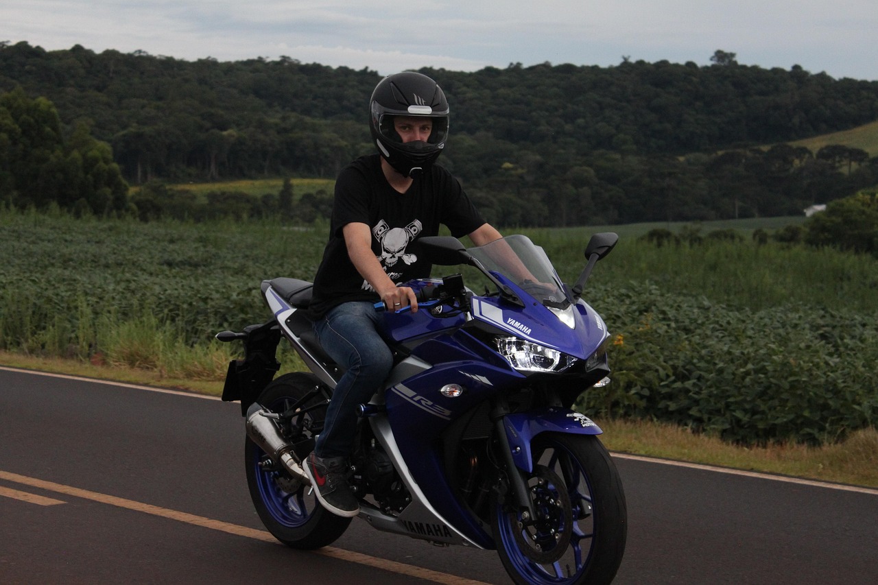 motard, moto, faire de la moto, pilote, yamaha, r3, yzf r3, bleu r3, yamaha r3