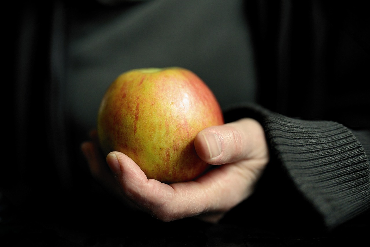 pomme, main, garder, fruit, vitamines, frais, repas, aliments, supprimer, a, un, végétarien, excès de poids, régime alimentaire, vite, prêté