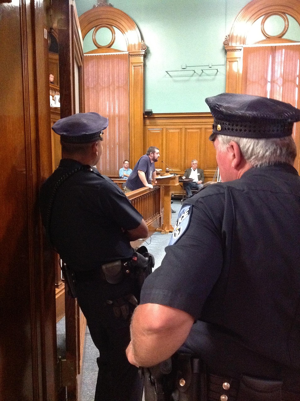réunion du conseil municipal, agents de police je regarde, agents de police, conseil municipal, s'adressant au conseil, engagement politique, donnant la testimone, conseil municipal, conseil municipal, conseil municipal, conseil municipal, conseil municipal