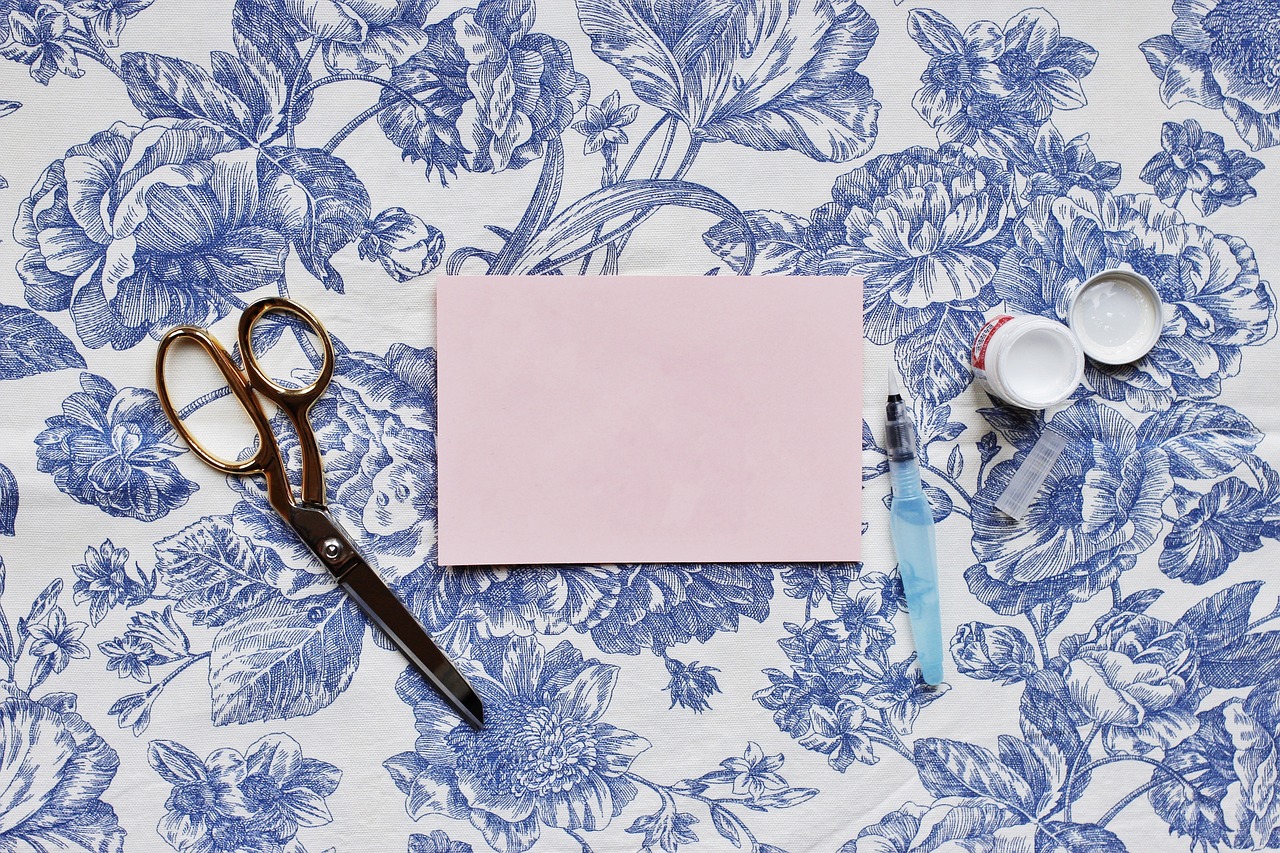 table, papier, enveloppe, les ciseaux, pâte, la colle, papier bleu, table bleue
