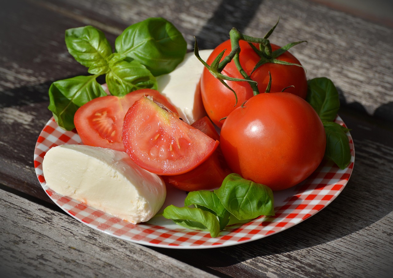 tomates, caprese, mozzarella, basilic, salade de tomates et mozzarella, entrée, frais, méditerranée, rouge, repas, en bonne santé, salade, nourriture, italien, italie, entrée, salade, salade, nourriture, nourriture, nourriture, nourriture, nourriture, italie, italie, italie, italie