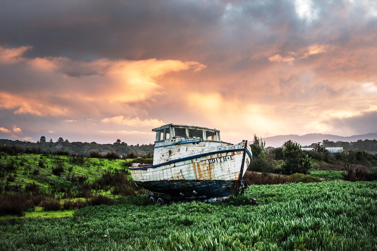 bateau de pêche, abandonné, des champs, gazon, herbeux, prairie, des nuages, collines, paysage, naufrage, nature, bateau, faire de la pêche, bateau en bois, épave