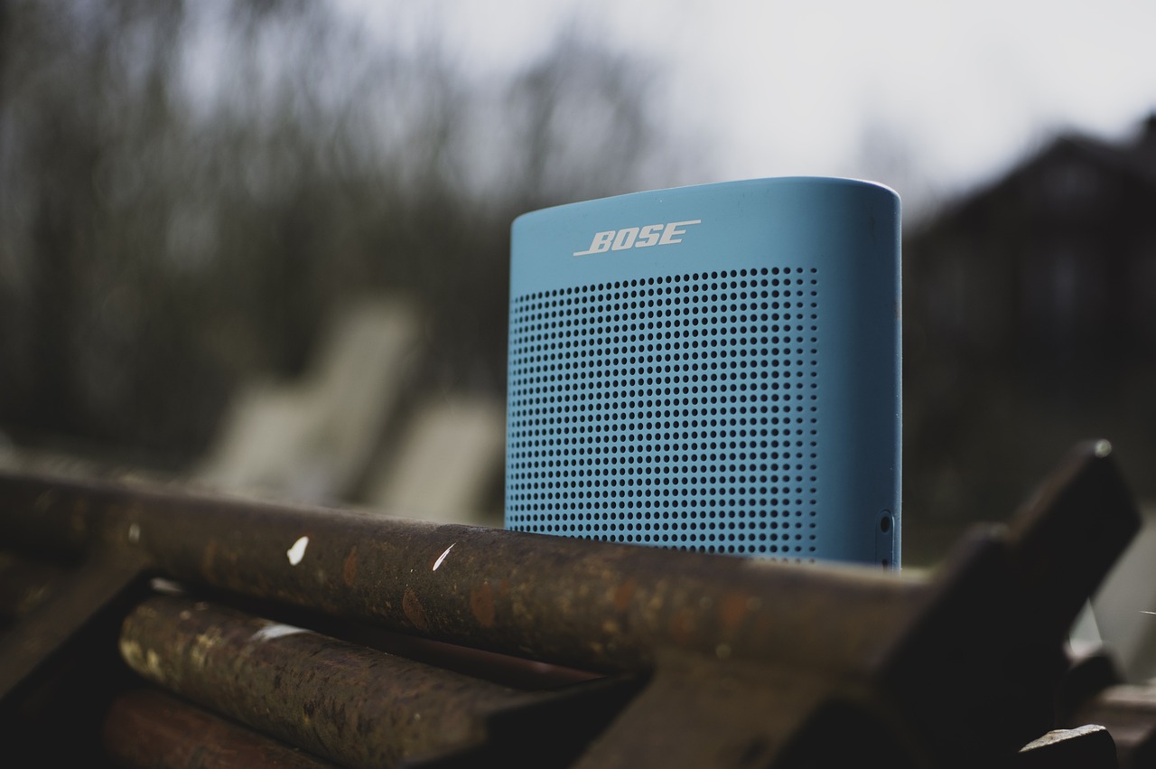 bose, orateur, mise en scène, rouiller, métal, fer à repasser, turquoise, haut-parleur bluetooth, musique
