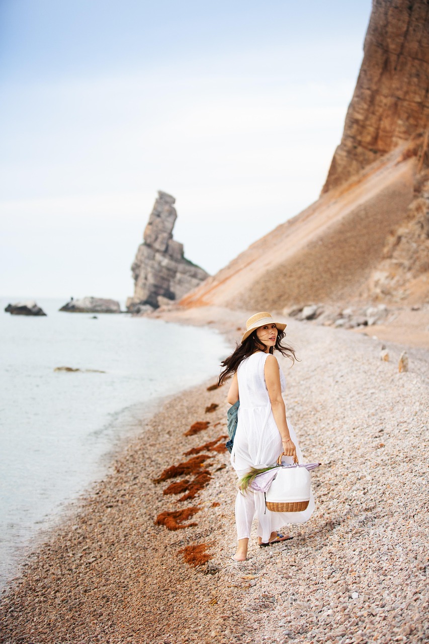 femme, marcher le long de la plage, plage, mer, marcher au bord de la mer, robe blanche, nature, paysage