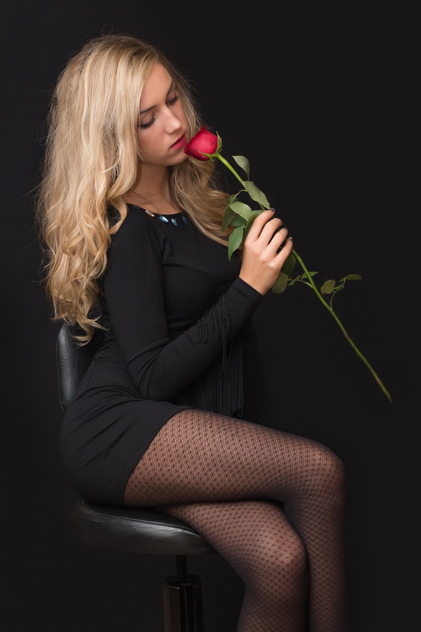 fille, portrait, rose, maquette, femme, jeune femme, dame, blonde, jeune fille blonde, femme blonde, une rose, modèle blonde, modèle féminin, robe noire, bas résille, bas, fleurs parfumées, rose rouge, asseoir, séance
