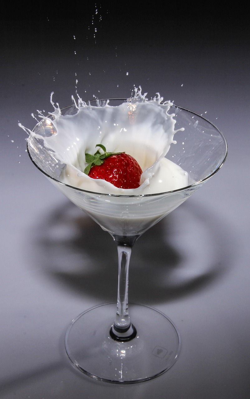 fraise, le lait, plonger, verre à cocktail, éclaboussure, boire, boisson, crème, liquide, verre, fermer