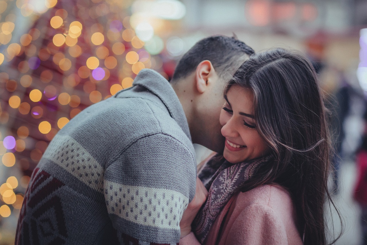 gens, coupler, embrasser, homme, femme, le sourire, noël, étreinte, content, les amoureux, amour, portrait, couple portrait, affection, couple heureux, ensemble, relation, noël, amour, amour, amour, amour, amour, couple heureux, couple heureux