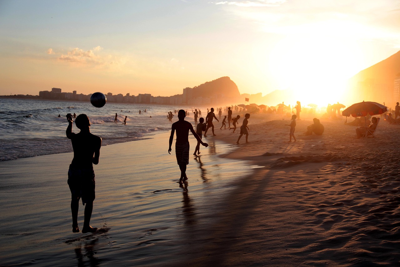 gens, plage, nature, mer, côte, sable, touristes, rio, brésil, le football, football, balle, en jouant, rayon, océan, copacabana, le coucher du soleil, rio de janeiro