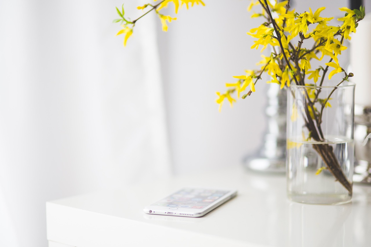 iphone, iphone 6, belles fleurs, iphone 6 plus, pomme, nature, bureau blanc, bureau, fond d'écran fleur, fleurs, fleurs jaunes, le printemps, travailler, flower background, espace de travail, intérieur, domicile, bureau à domicile, la technologie, mobile, téléphoner