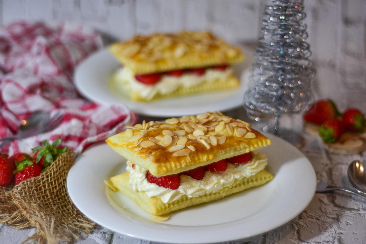 le dessert, gâteaux, pâte feuilletée, crème, fraises, aliments