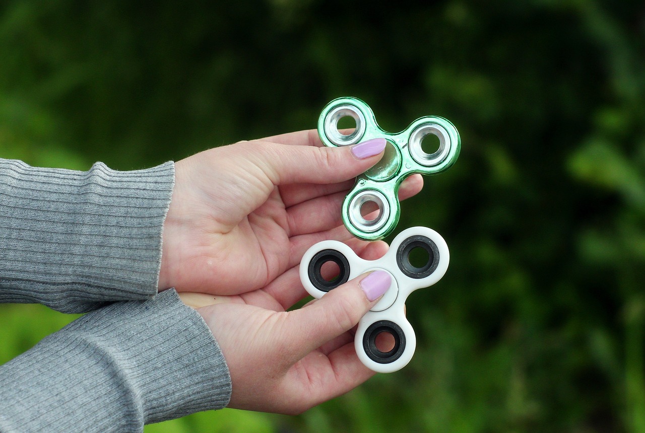 main, kids, toy, trend, game, play, fidget, children, fun, figet spinner, gadget, viral, fidget spinner, hot gadget, l'hyperactivité, toy trend, banned in school, hot toys, popular, finger, relaxation, stress, relaxing, spinner, roller, spin, des soirées, enfants, jouet, la tendance, jeu, jouer, amusement, virales, fidget compteur, jouets tendance, interdite à l'école, populaires, doigts, le stress, compteur, clip vidéo, arrière