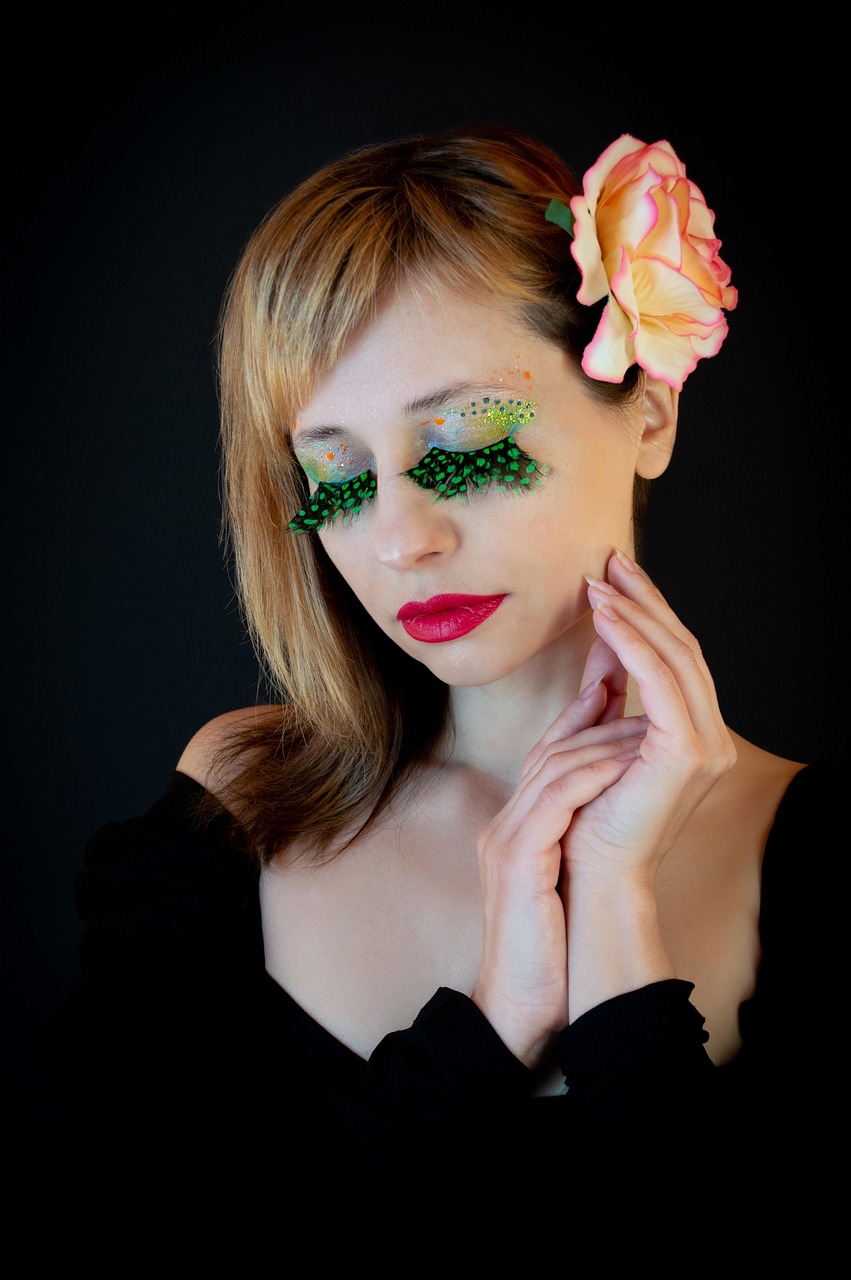 maquillage, фейсарт, se réconcilier, image, une fleur dans les cheveux, cils, faux cils, plumes d'oiseaux, portrait, personne, femme, jeune femme, maquilleuse, styliste, cils de plumes, faux cils en plumes d'oiseau, carnaval de faux cils, carnaval, bien, modeste, hésiter, carmen