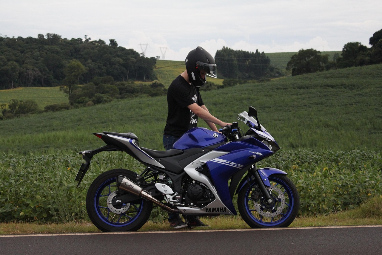 motard, moto, faire de la moto, pilote, yamaha, r3, yzf r3, bleu r3, yamaha r3