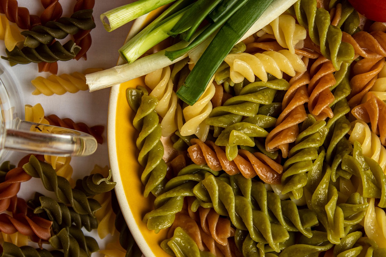 oignons verts, pâtes, repas, aliments, le déjeuner, repas du soir, vue de dessus