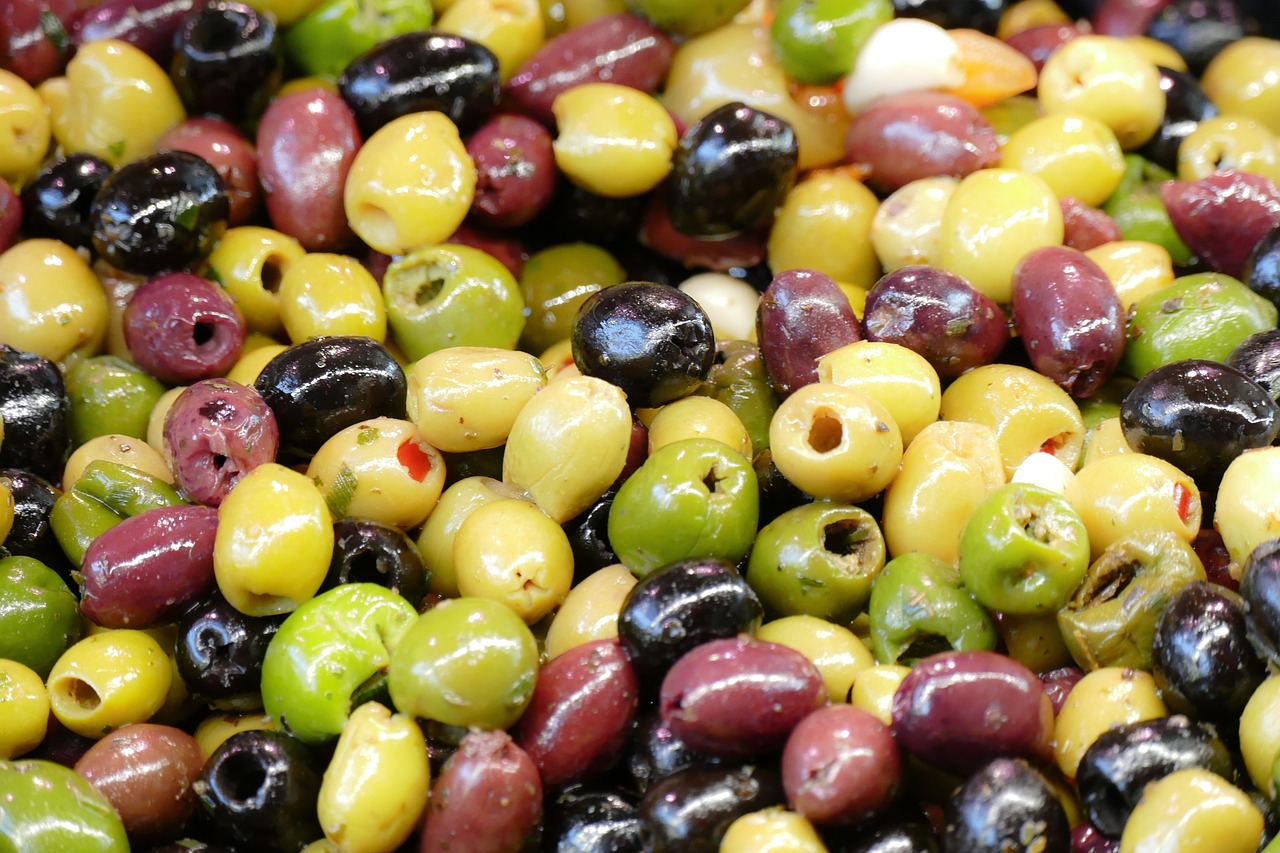 olives, marché, halle du marché, marché d'agriculteurs local, aliments, olives vertes, repas, méditerranée, drupes, étal de marché, italien, olives mûres, achats, d'olives rouges, jaune olives, olives, olives, olives, olives, olives