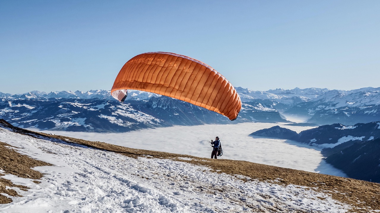 parapente, en volant, liberté, temps libre, activité, nature, mer de brouillard, neige, vol, préparation, vol-temps, paysage de montagne, hiver, vues panoramiques