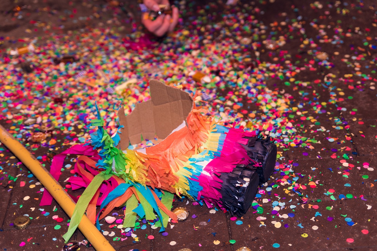 piñata, fête, date de naissance, jeu, mariage, partie de poule, un événement, événement, multicolore, fixé, nature, ouverture, smash, cassé, beat, cheval, confetti, de l'alcool, espagne, mexique, pâques, noël, période de noël, papier mâché, papier crépon