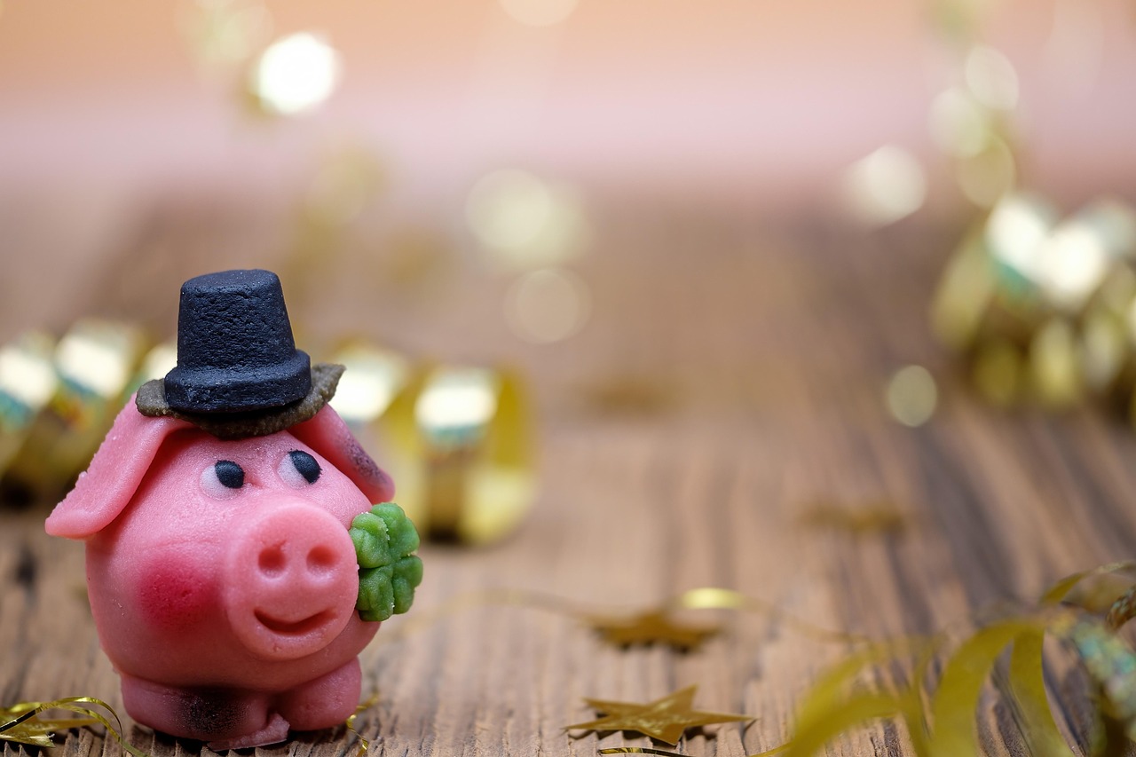 porc, pâte d'amande, cochon chanceux, rose, joie, jour de l'an