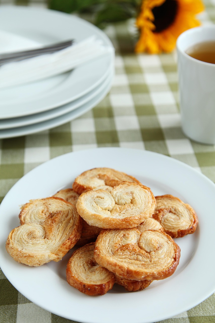 biscuits, palmiers, pâte feuilletée, bonbons, assiette, assiette de biscuits, des pâtisseries, produits de boulangerie, aliments, manger, cuit, délicieux, desserts, collations, du sucre, traite