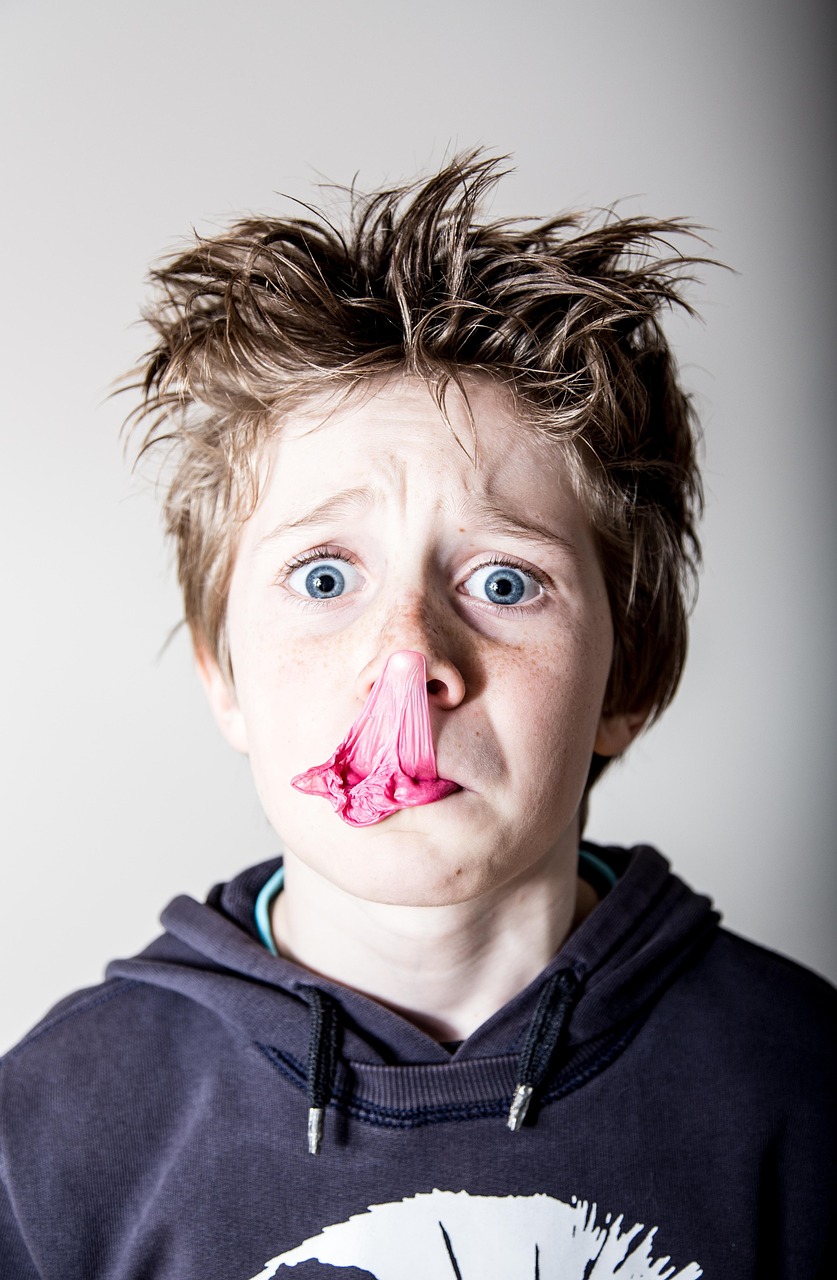 chewing-gum, vilain, enfant, portrait, garçon, caucasien