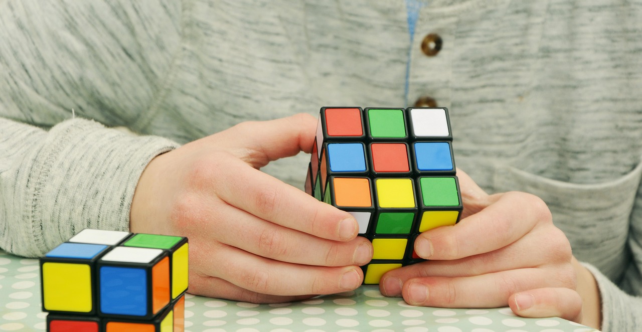 cube magique, la patience, tricky, loisir, compétences, jeu, difficile, activité de loisir, jouer, passe-temps, scie sauteuse, dé, multicolore, concentration, ennui, mains, rubik's cube, loisir, compétences, compétences, compétences, compétences, compétences, jeu, jeu, difficile, difficile, difficile, jouer