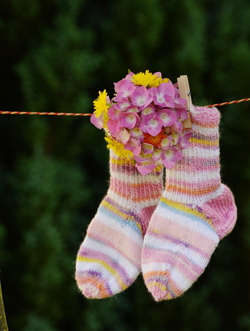 des chaussettes, chaussettes pour enfants, tricoté, félicitation, bébé, naissance, cadeau, laine, travail manuel, faire-part de naissance, petit enfant, pendu, corde à linge, se cramponner, naissance, naissance, naissance, naissance, naissance