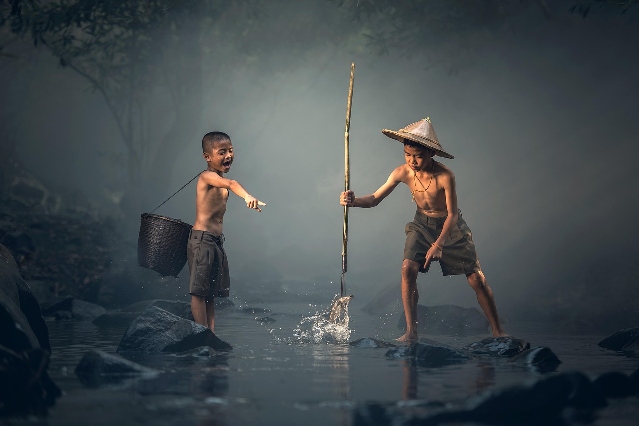 enfants, faire de la pêche, travail en équipe, ensemble, garçons, jeune, asie, lance, traditionnel, culture, thaïlande, cambodge, myanmar, birmanie, poisson bleu, bleu de travail d'équipe, bleu culture, bleu de pêche, bleu ensemble, enfants, enfants, enfants, enfants, enfants, ensemble, asie, asie