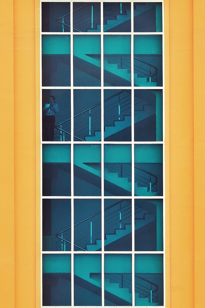 escalier, les fenêtres, porte en verre, rapporter, jaune, bleu, grattes ciels, minimalisme, tran thang nhât, 5 anglais