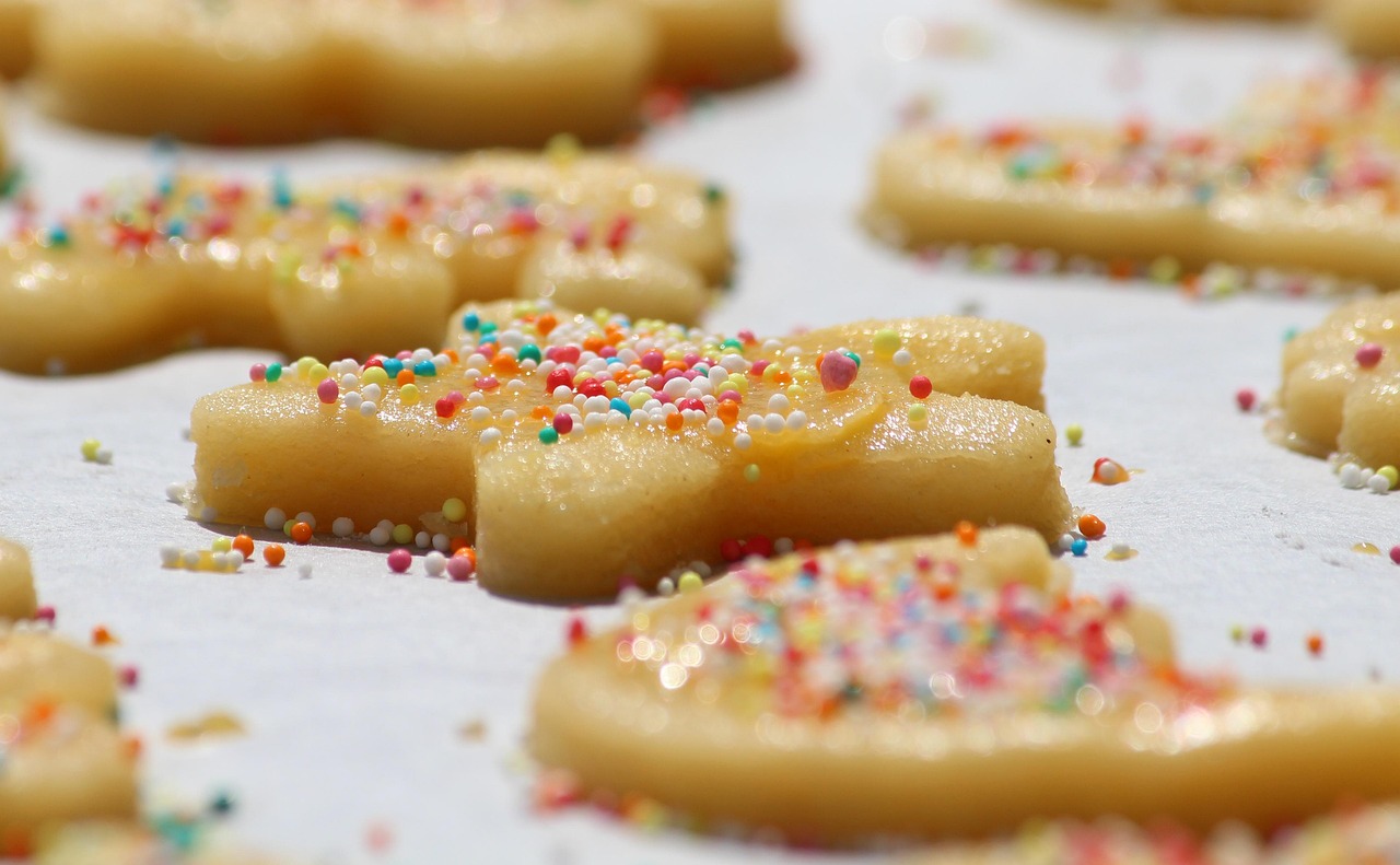 faire des biscuits, noël, consommation de noël, mignonne, appétissant, pétrir, découper, coupé, former, les glucides, du sucre, papier sulfurisé, interpréter