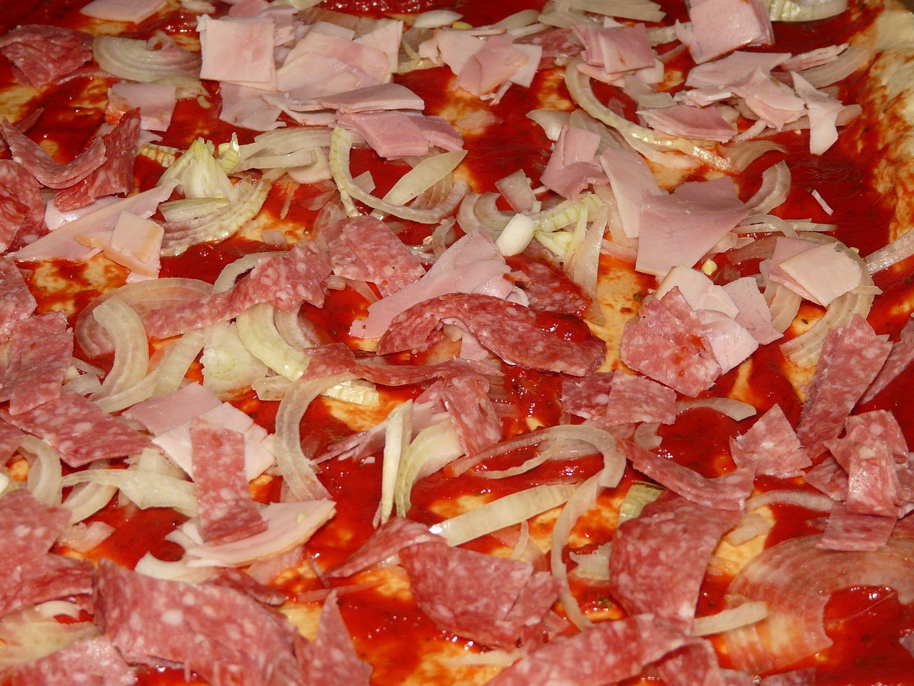 garniture de pizza, pizza, saucisse, jambon, salami, fromage, pâtes, repas, aliments, oignon, pâte de levure, tomates