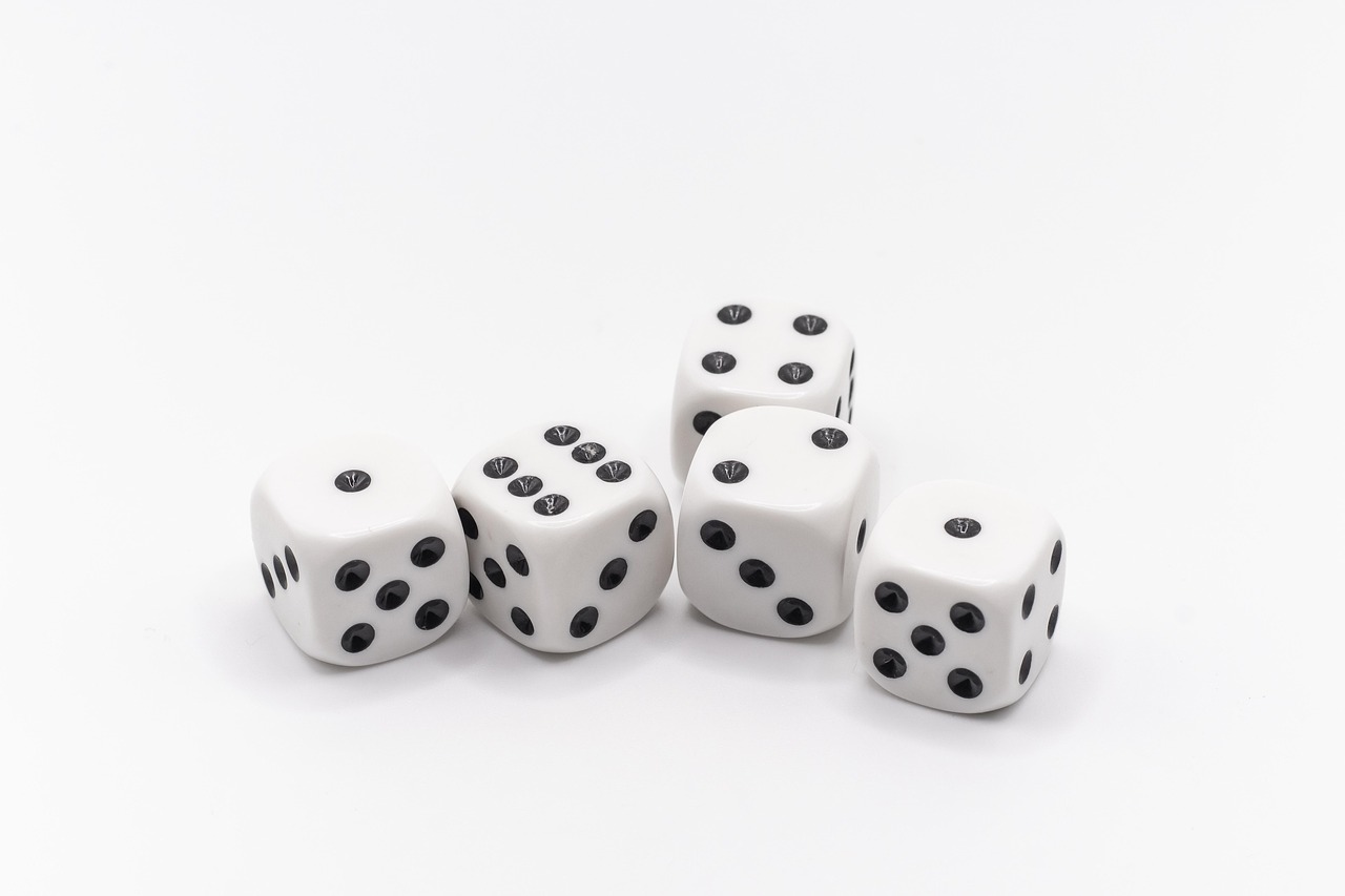 jeu, dé, lancer les dés, jeu de plateau, la chance, jouer, jeux d'argent, cubes, noir et blanc, gagner, perdre, casino, divertissement, succès, jeu, jeu, jeu, jeu, jeu, casino, casino, casino, casino