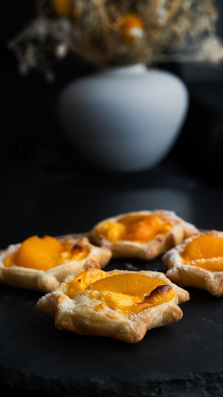 le dessert, beurre, cuit, petit déjeuner, calorie, confiserie, crème, crème pâtissière, croissant, décoré, délicieux, remplissage, français, fruit, fait maison, glaçage, macro