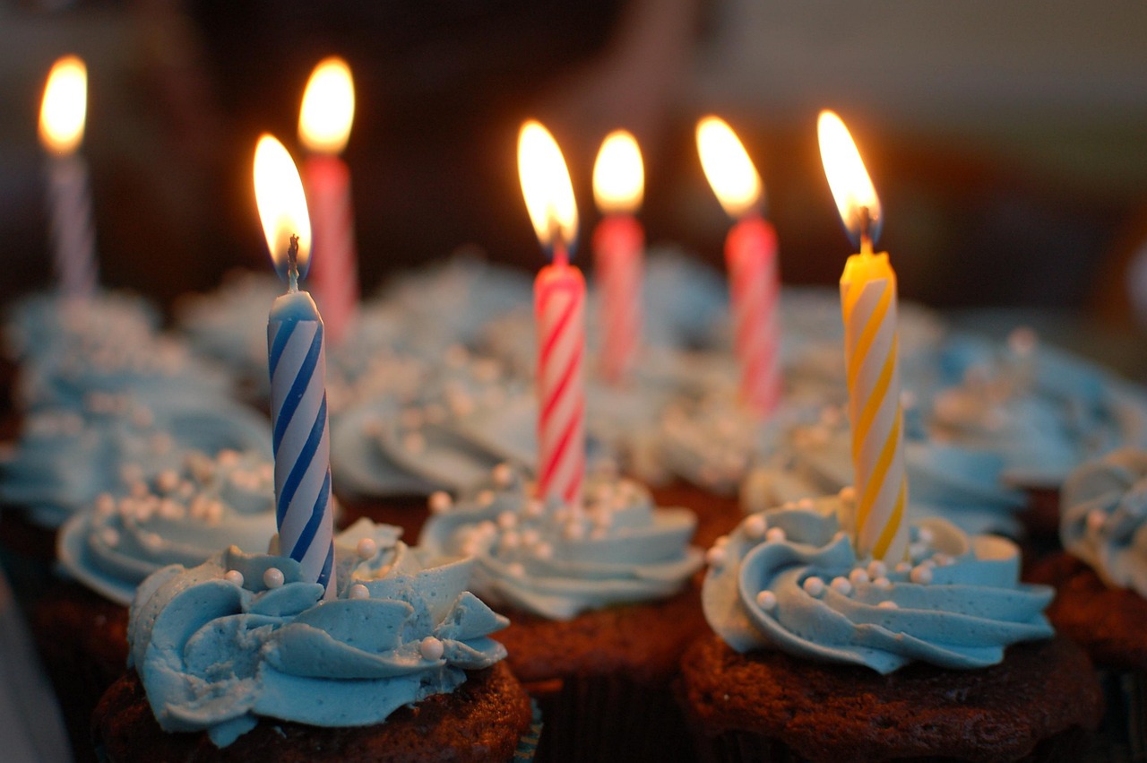 petits gâteaux, bougies, aux chandelles, joyeux anniversaire, bougies d'anniversaire, célébration anniversaire, fête d'anniversaire, gâteau d'anniversaire, gâteau, célébration, célébrer, flamme
