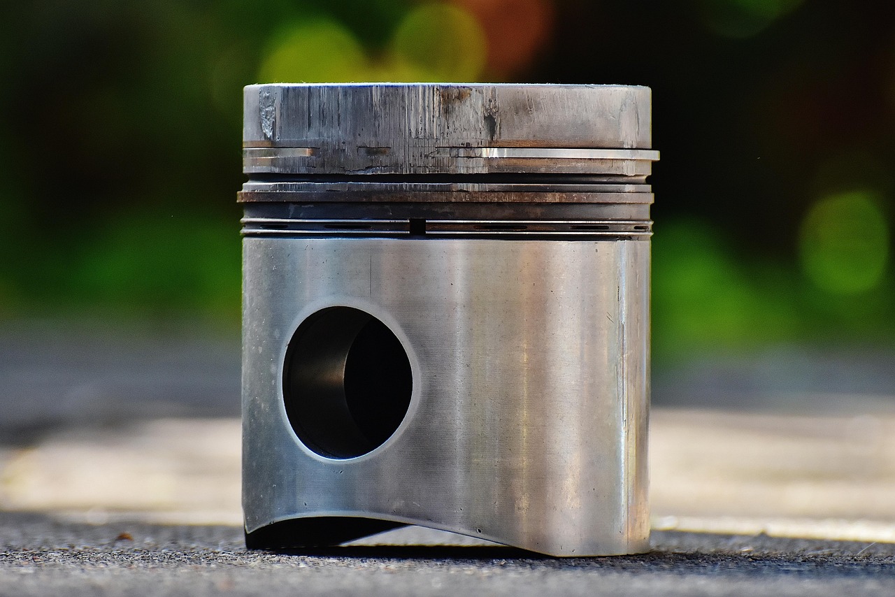 piston de camion, piston de moteur, grippage du piston, mécanicien, pièce automobile, défaut, un camion, aluminium