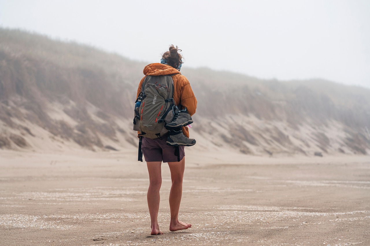 plage, femme, en marchant, sable, nature, océan, côte, pieds nus