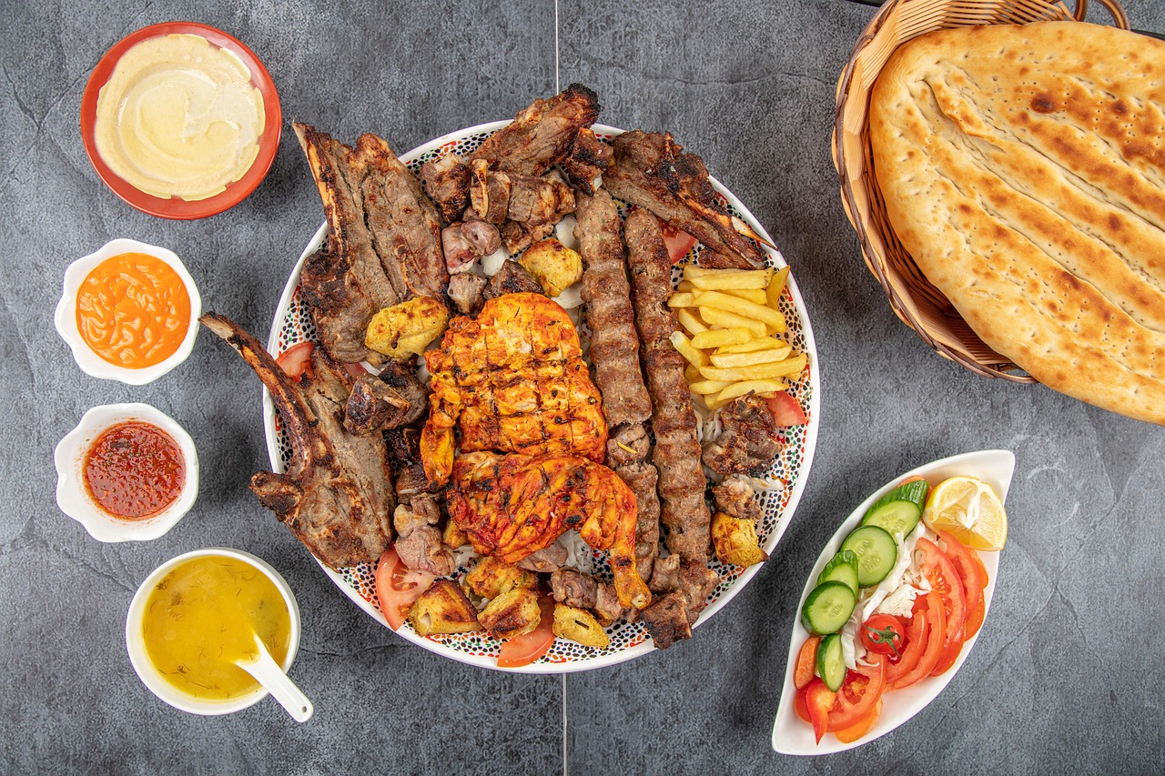 plateau mix-grill, kebab, riz, faire frire le poulet, viande, agneau, chap, pain, salade, hamus, nourriture de plateau, arabe, viande rôtie, chercher kebab, kebab, kebab, kebab, kebab, kebab