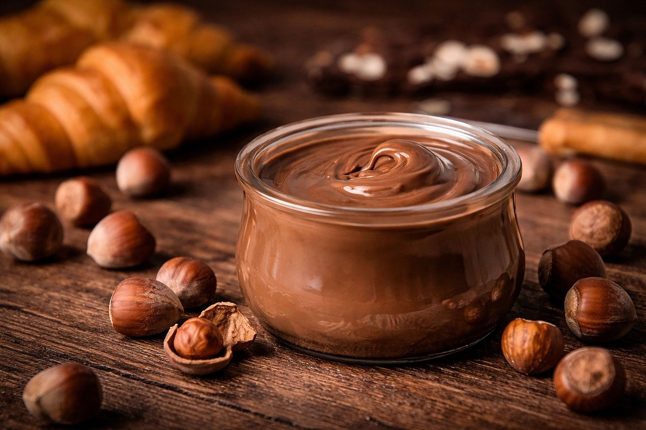 pâte à tartiner chocolat, noisette, pâte à tartiner aux noix, croissant, petit déjeuner, dessert, table en bois, pâtisserie fraîche, délicieux, table de petit déjeuner, gourmet, pâtisserie, crémeux, couleur marron, tartinade de dessert, gâterie au chocolat, idée de petit-déjeuner, sucré, automne, snack