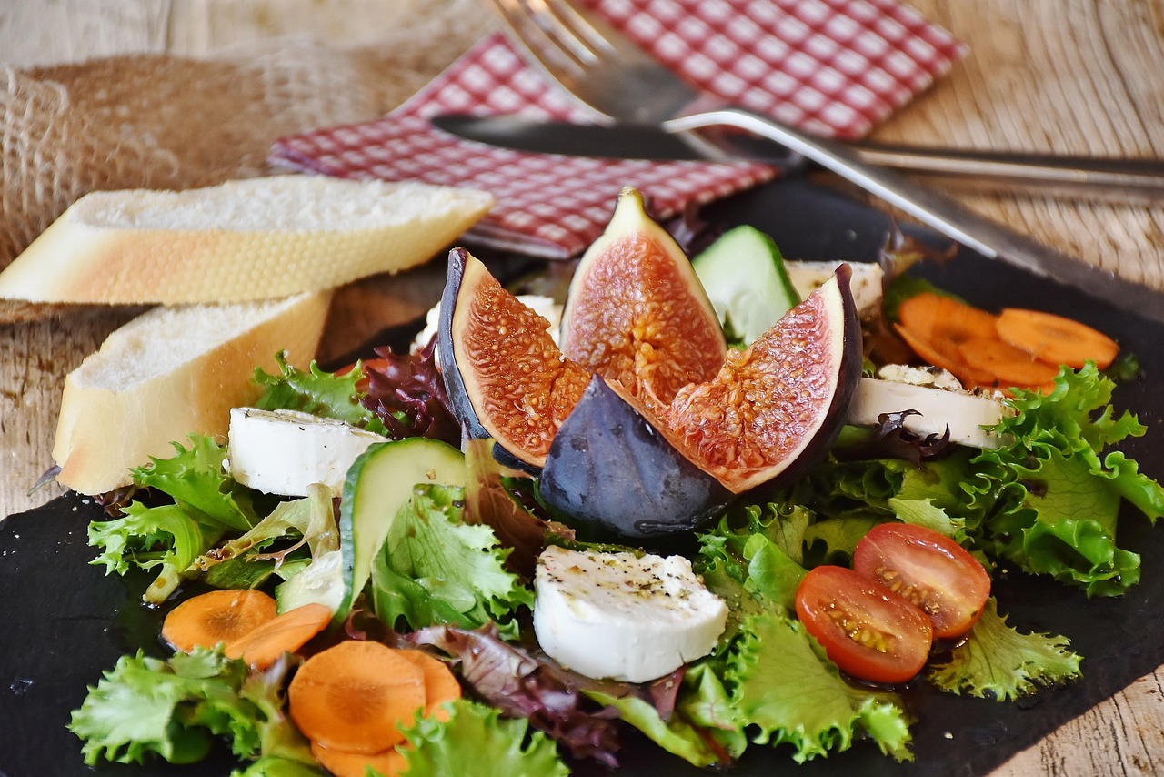 salade, figues, fromage, fromage de chèvre, apéritif, entrée, aliments, délicieux, frais, manger, le déjeuner, dîner, en bonne santé, la photographie culinaire, salade, salade, salade, salade, salade, fromage, apéritif, entrée, manger